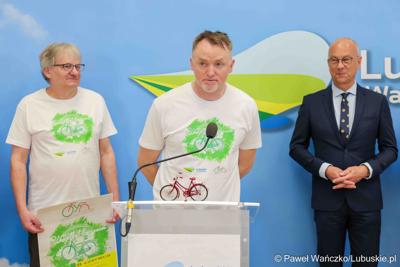 Uczestnicy konferencji prasowej nt. VII Lubuskiego Święta Roweru w Otyniu. 