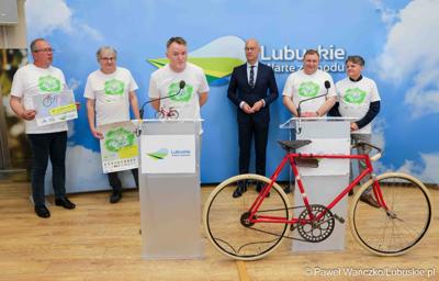 Uczestnicy konferencji prasowej nt. VII Lubuskiego Święta Roweru w Otyniu. 