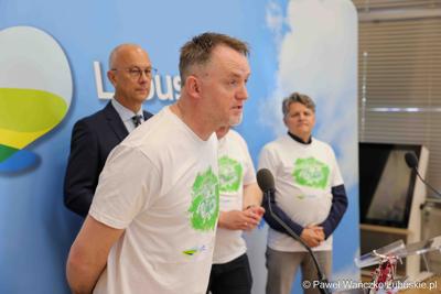 Uczestnicy konferencji prasowej nt. VII Lubuskiego Święta Roweru w Otyniu. 