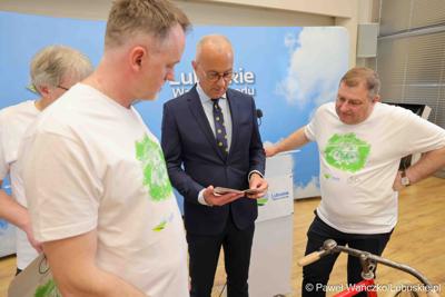Uczestnicy konferencji prasowej nt. VII Lubuskiego Święta Roweru w Otyniu. 