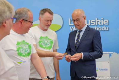 Uczestnicy konferencji prasowej nt. VII Lubuskiego Święta Roweru w Otyniu. 