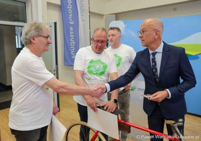 Uczestnicy konferencji prasowej nt. VII Lubuskiego Święta Roweru w Otyniu. 