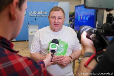 Wicemarszałek Województwa Lubuskiego Grzegorz Potęga udziela wywiadu mediom