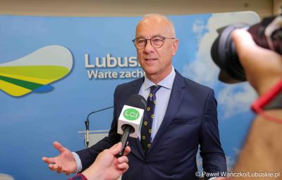 Marszałek Województwa Lubuskiego Marcin Jabłoński udziela wywiadu mediom