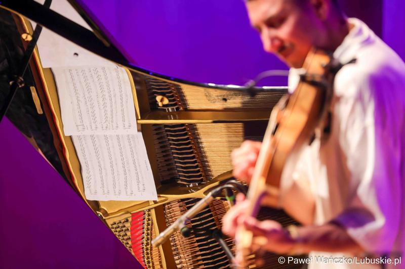 Koncert jazzowy w wykonaniu Adama Bałdycha i Kamila Piotrowicza