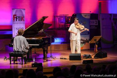 Koncert jazzowy w wykonaniu Adama Bałdycha i Kamila Piotrowicza