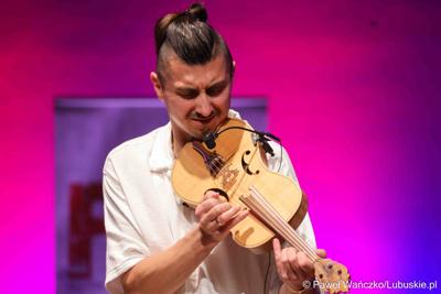 Koncert jazzowy w wykonaniu Adama Bałdycha i Kamila Piotrowicza