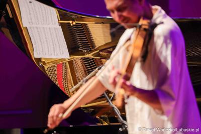 Koncert jazzowy w wykonaniu Adama Bałdycha i Kamila Piotrowicza