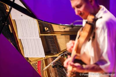 Koncert jazzowy w wykonaniu Adama Bałdycha i Kamila Piotrowicza