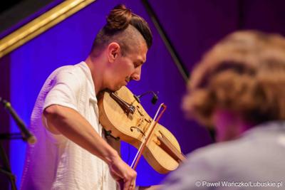Koncert jazzowy w wykonaniu Adama Bałdycha i Kamila Piotrowicza