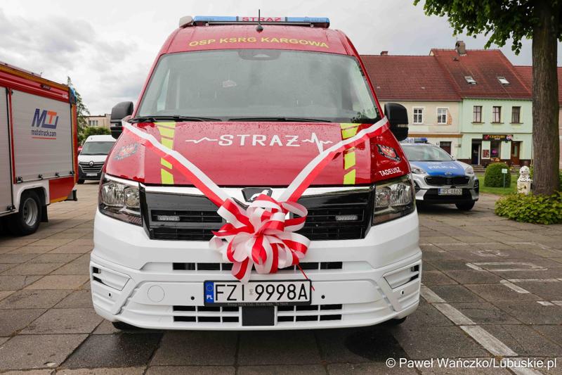 Uroczystość przekazania dla Ochotniczej Straży Pożarnej w Kargowej dwóch nowych samochodów. To pojazdy przystosowane do szerokiego zakresu działań ratowniczych, poszukiwawczych i gaśniczych.