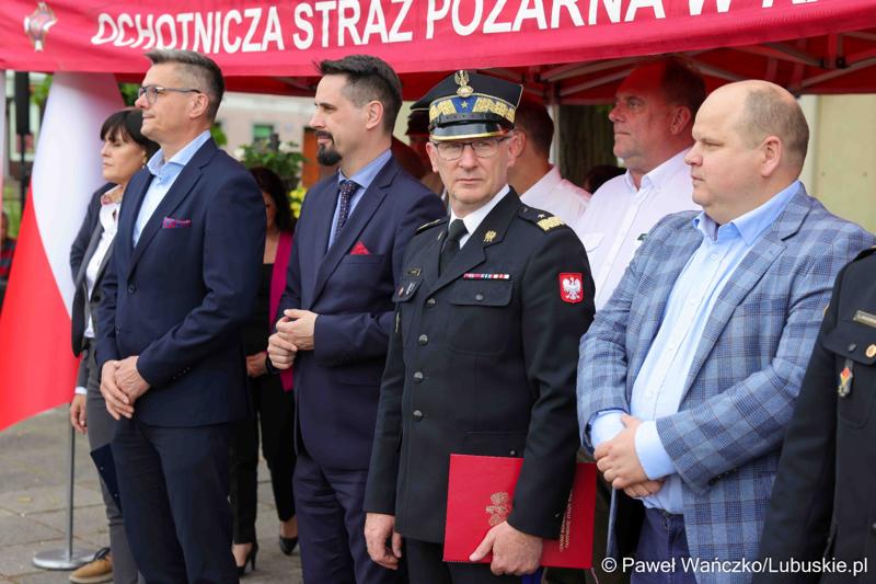 Uroczystość przekazania dla Ochotniczej Straży Pożarnej w Kargowej dwóch nowych samochodów. To pojazdy przystosowane do szerokiego zakresu działań ratowniczych, poszukiwawczych i gaśniczych.