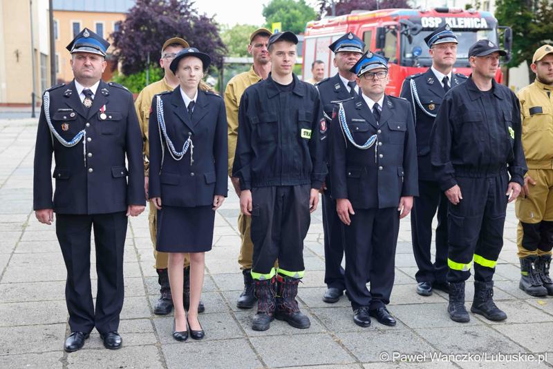 Uroczystość przekazania dla Ochotniczej Straży Pożarnej w Kargowej dwóch nowych samochodów. To pojazdy przystosowane do szerokiego zakresu działań ratowniczych, poszukiwawczych i gaśniczych.