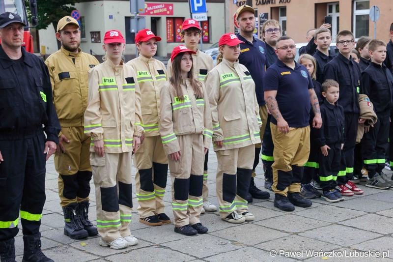 Uroczystość przekazania dla Ochotniczej Straży Pożarnej w Kargowej dwóch nowych samochodów. To pojazdy przystosowane do szerokiego zakresu działań ratowniczych, poszukiwawczych i gaśniczych.