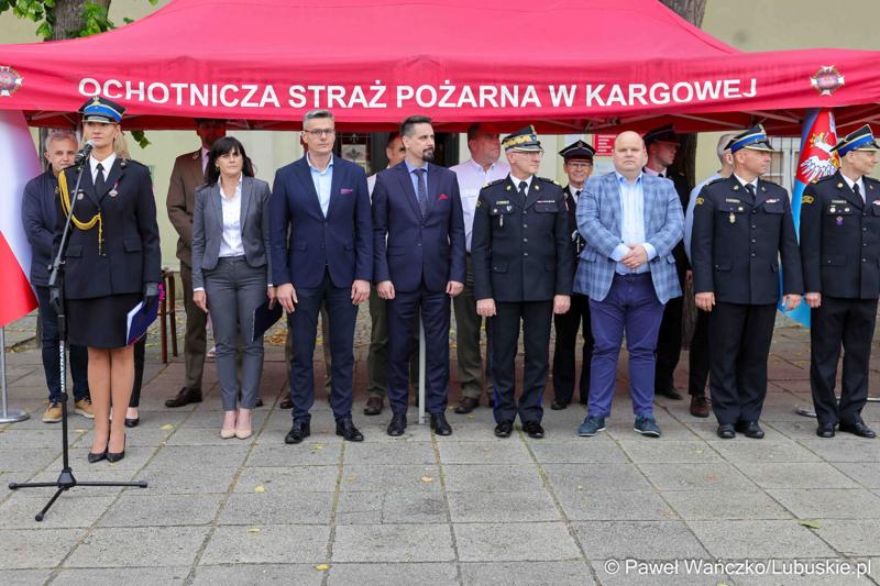 Uroczystość przekazania dla Ochotniczej Straży Pożarnej w Kargowej dwóch nowych samochodów. To pojazdy przystosowane do szerokiego zakresu działań ratowniczych, poszukiwawczych i gaśniczych.