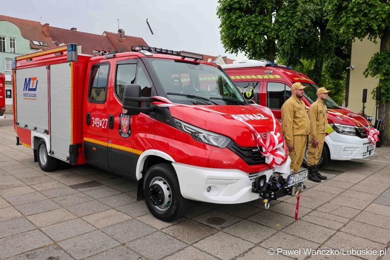 Uroczystość przekazania dla Ochotniczej Straży Pożarnej w Kargowej dwóch nowych samochodów. To pojazdy przystosowane do szerokiego zakresu działań ratowniczych, poszukiwawczych i gaśniczych.