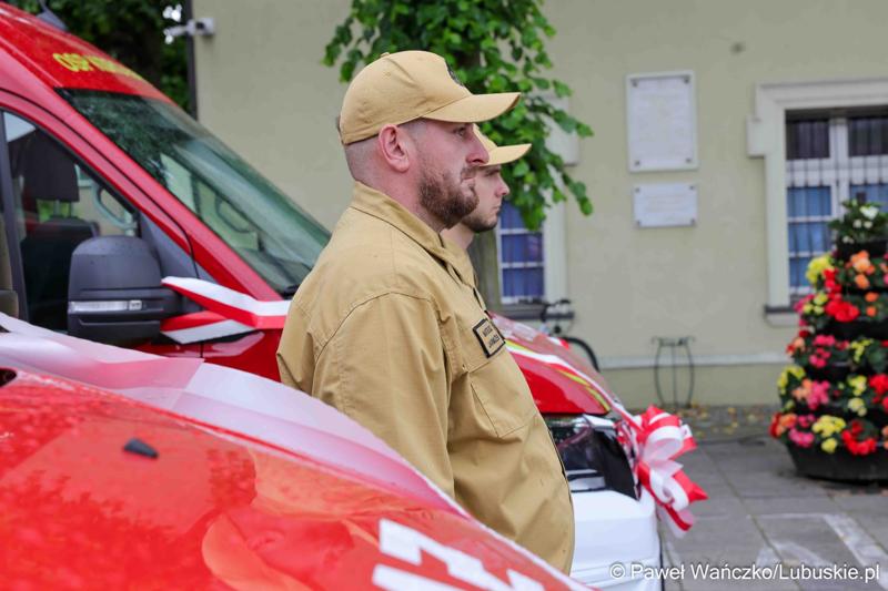 Uroczystość przekazania dla Ochotniczej Straży Pożarnej w Kargowej dwóch nowych samochodów. To pojazdy przystosowane do szerokiego zakresu działań ratowniczych, poszukiwawczych i gaśniczych.