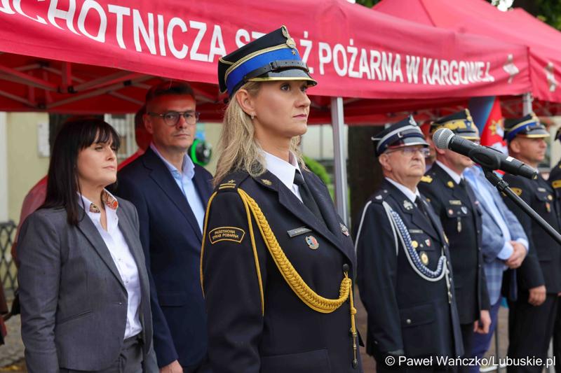 Uroczystość przekazania dla Ochotniczej Straży Pożarnej w Kargowej dwóch nowych samochodów. To pojazdy przystosowane do szerokiego zakresu działań ratowniczych, poszukiwawczych i gaśniczych.