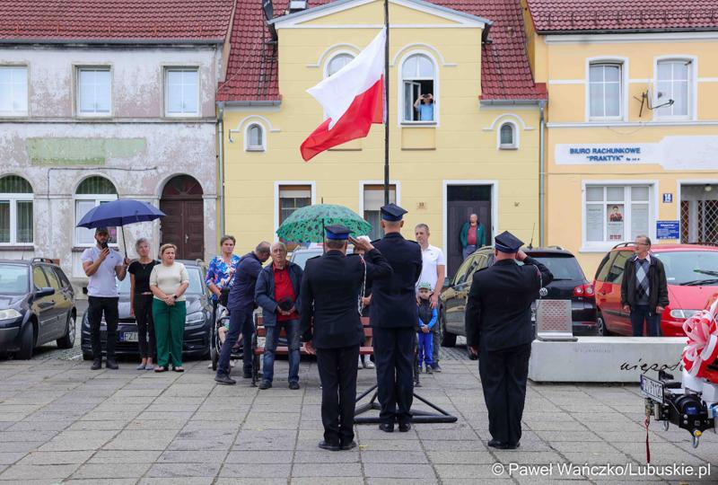 Uroczystość przekazania dla Ochotniczej Straży Pożarnej w Kargowej dwóch nowych samochodów. To pojazdy przystosowane do szerokiego zakresu działań ratowniczych, poszukiwawczych i gaśniczych.