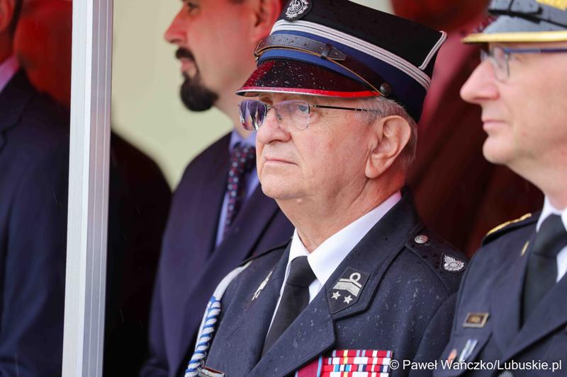Uroczystość przekazania dla Ochotniczej Straży Pożarnej w Kargowej dwóch nowych samochodów. To pojazdy przystosowane do szerokiego zakresu działań ratowniczych, poszukiwawczych i gaśniczych.