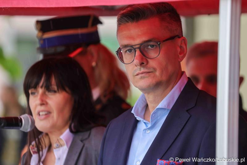 Uroczystość przekazania dla Ochotniczej Straży Pożarnej w Kargowej dwóch nowych samochodów. To pojazdy przystosowane do szerokiego zakresu działań ratowniczych, poszukiwawczych i gaśniczych.
