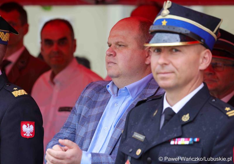 Uroczystość przekazania dla Ochotniczej Straży Pożarnej w Kargowej dwóch nowych samochodów. To pojazdy przystosowane do szerokiego zakresu działań ratowniczych, poszukiwawczych i gaśniczych.