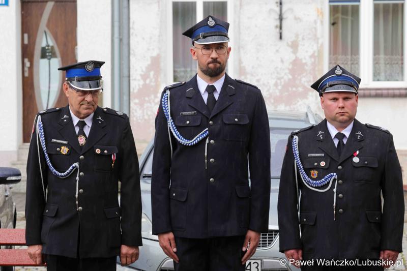 Uroczystość przekazania dla Ochotniczej Straży Pożarnej w Kargowej dwóch nowych samochodów. To pojazdy przystosowane do szerokiego zakresu działań ratowniczych, poszukiwawczych i gaśniczych.