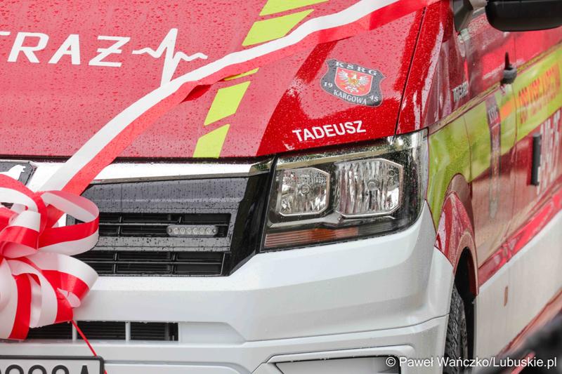 Uroczystość przekazania dla Ochotniczej Straży Pożarnej w Kargowej dwóch nowych samochodów. To pojazdy przystosowane do szerokiego zakresu działań ratowniczych, poszukiwawczych i gaśniczych.