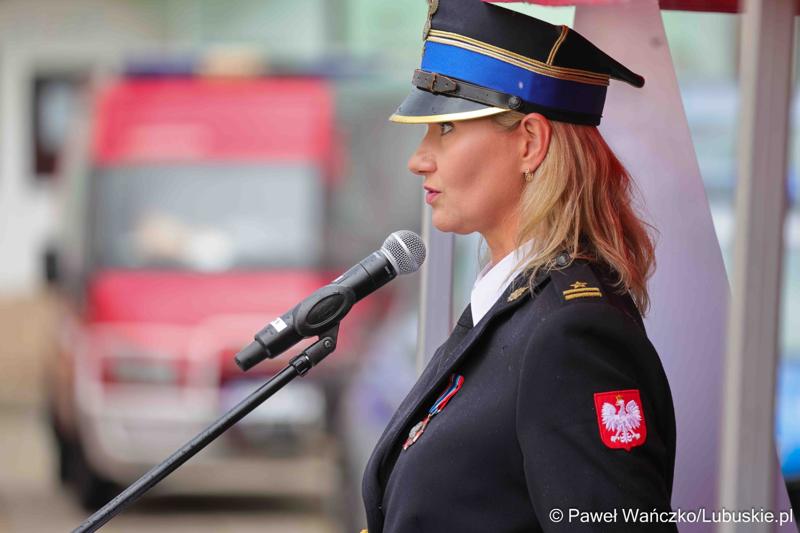 Uroczystość przekazania dla Ochotniczej Straży Pożarnej w Kargowej dwóch nowych samochodów. To pojazdy przystosowane do szerokiego zakresu działań ratowniczych, poszukiwawczych i gaśniczych.