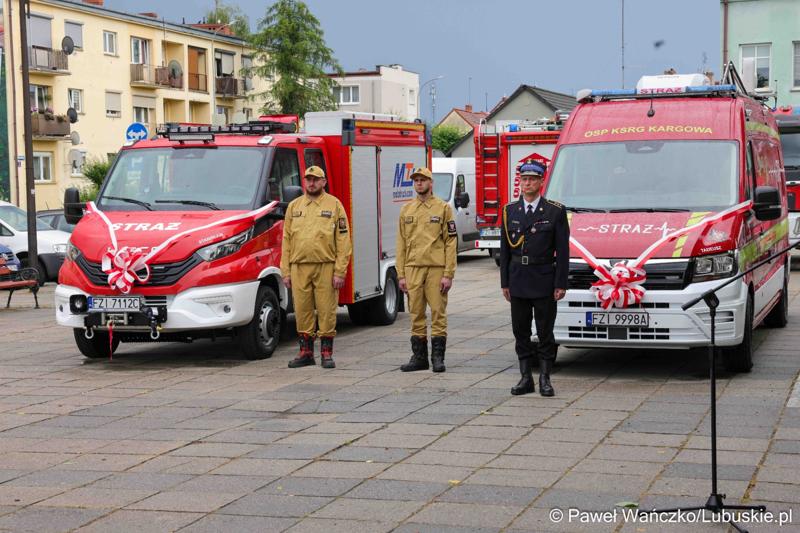 Uroczystość przekazania dla Ochotniczej Straży Pożarnej w Kargowej dwóch nowych samochodów. To pojazdy przystosowane do szerokiego zakresu działań ratowniczych, poszukiwawczych i gaśniczych.
