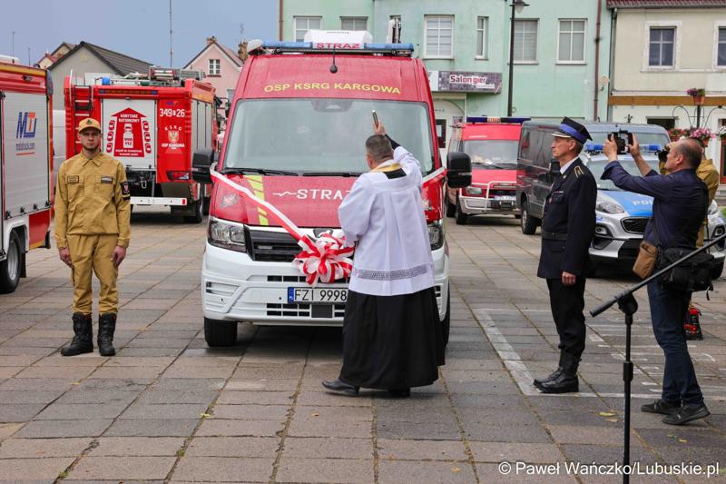 Uroczystość przekazania dla Ochotniczej Straży Pożarnej w Kargowej dwóch nowych samochodów. To pojazdy przystosowane do szerokiego zakresu działań ratowniczych, poszukiwawczych i gaśniczych.