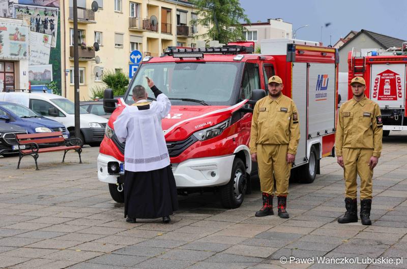 Uroczystość przekazania dla Ochotniczej Straży Pożarnej w Kargowej dwóch nowych samochodów. To pojazdy przystosowane do szerokiego zakresu działań ratowniczych, poszukiwawczych i gaśniczych.