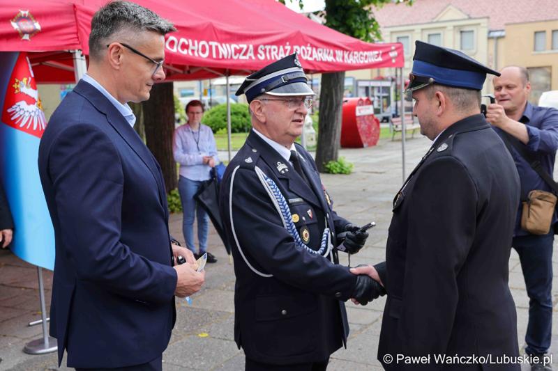 Uroczystość przekazania dla Ochotniczej Straży Pożarnej w Kargowej dwóch nowych samochodów. To pojazdy przystosowane do szerokiego zakresu działań ratowniczych, poszukiwawczych i gaśniczych.