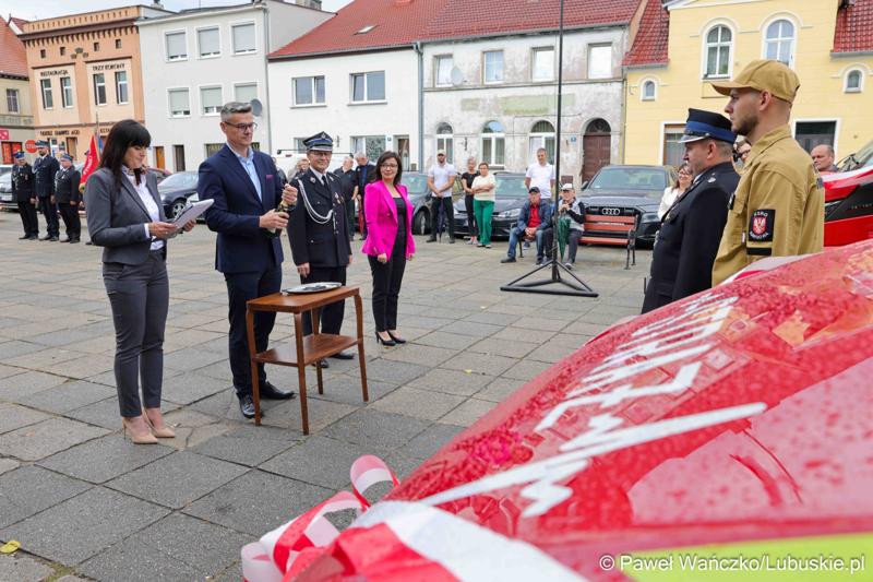 Uroczystość przekazania dla Ochotniczej Straży Pożarnej w Kargowej dwóch nowych samochodów. To pojazdy przystosowane do szerokiego zakresu działań ratowniczych, poszukiwawczych i gaśniczych.