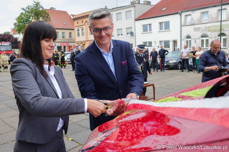 Uroczystość przekazania dla Ochotniczej Straży Pożarnej w Kargowej dwóch nowych samochodów. To pojazdy przystosowane do szerokiego zakresu działań ratowniczych, poszukiwawczych i gaśniczych.