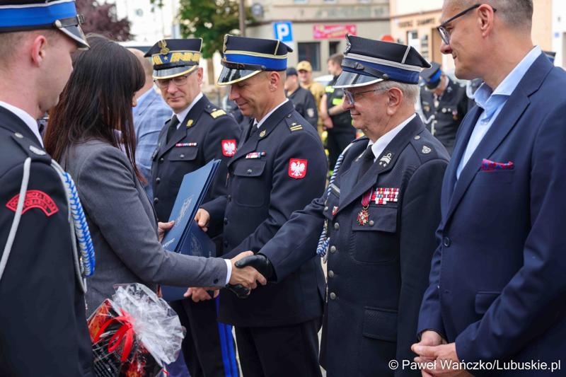 Uroczystość przekazania dla Ochotniczej Straży Pożarnej w Kargowej dwóch nowych samochodów. To pojazdy przystosowane do szerokiego zakresu działań ratowniczych, poszukiwawczych i gaśniczych.