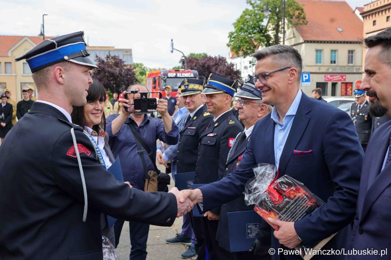 Uroczystość przekazania dla Ochotniczej Straży Pożarnej w Kargowej dwóch nowych samochodów. To pojazdy przystosowane do szerokiego zakresu działań ratowniczych, poszukiwawczych i gaśniczych.