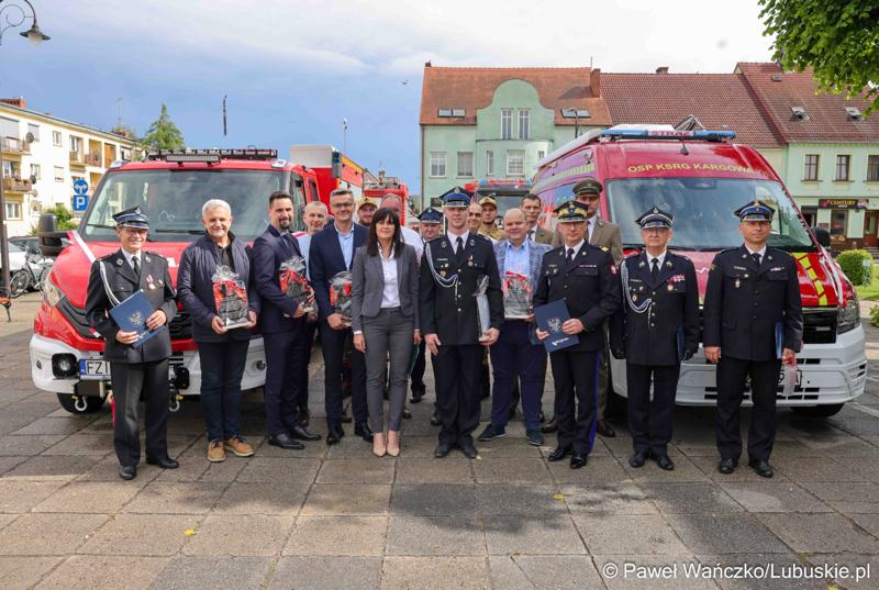 Uroczystość przekazania dla Ochotniczej Straży Pożarnej w Kargowej dwóch nowych samochodów. To pojazdy przystosowane do szerokiego zakresu działań ratowniczych, poszukiwawczych i gaśniczych.