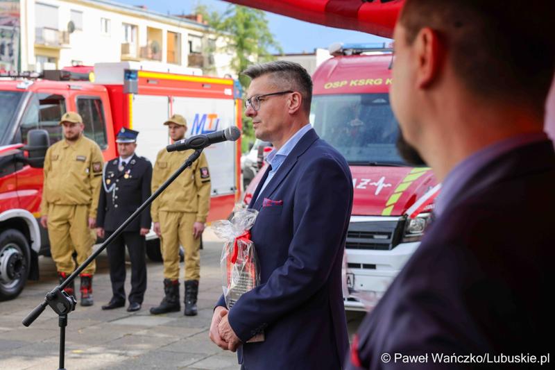Uroczystość przekazania dla Ochotniczej Straży Pożarnej w Kargowej dwóch nowych samochodów. To pojazdy przystosowane do szerokiego zakresu działań ratowniczych, poszukiwawczych i gaśniczych.