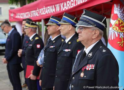 Uroczystość przekazania dla Ochotniczej Straży Pożarnej w Kargowej dwóch nowych samochodów. To pojazdy przystosowane do szerokiego zakresu działań ratowniczych, poszukiwawczych i gaśniczych.