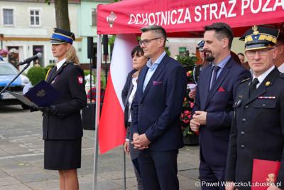 Uroczystość przekazania dla Ochotniczej Straży Pożarnej w Kargowej dwóch nowych samochodów. To pojazdy przystosowane do szerokiego zakresu działań ratowniczych, poszukiwawczych i gaśniczych.