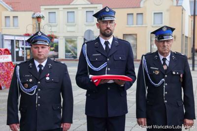 Uroczystość przekazania dla Ochotniczej Straży Pożarnej w Kargowej dwóch nowych samochodów. To pojazdy przystosowane do szerokiego zakresu działań ratowniczych, poszukiwawczych i gaśniczych.