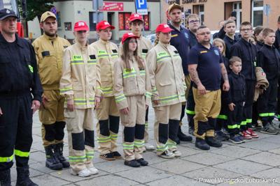 Uroczystość przekazania dla Ochotniczej Straży Pożarnej w Kargowej dwóch nowych samochodów. To pojazdy przystosowane do szerokiego zakresu działań ratowniczych, poszukiwawczych i gaśniczych.