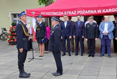 Uroczystość przekazania dla Ochotniczej Straży Pożarnej w Kargowej dwóch nowych samochodów. To pojazdy przystosowane do szerokiego zakresu działań ratowniczych, poszukiwawczych i gaśniczych.
