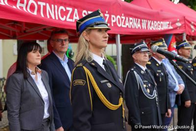 Uroczystość przekazania dla Ochotniczej Straży Pożarnej w Kargowej dwóch nowych samochodów. To pojazdy przystosowane do szerokiego zakresu działań ratowniczych, poszukiwawczych i gaśniczych.