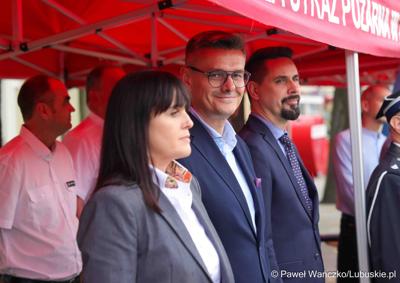 Uroczystość przekazania dla Ochotniczej Straży Pożarnej w Kargowej dwóch nowych samochodów. To pojazdy przystosowane do szerokiego zakresu działań ratowniczych, poszukiwawczych i gaśniczych.