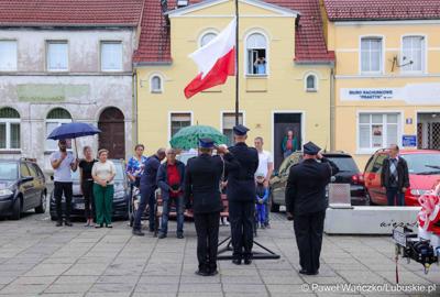 Uroczystość przekazania dla Ochotniczej Straży Pożarnej w Kargowej dwóch nowych samochodów. To pojazdy przystosowane do szerokiego zakresu działań ratowniczych, poszukiwawczych i gaśniczych.