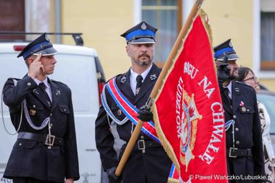 Uroczystość przekazania dla Ochotniczej Straży Pożarnej w Kargowej dwóch nowych samochodów. To pojazdy przystosowane do szerokiego zakresu działań ratowniczych, poszukiwawczych i gaśniczych.