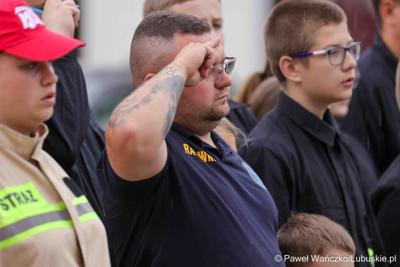 Uroczystość przekazania dla Ochotniczej Straży Pożarnej w Kargowej dwóch nowych samochodów. To pojazdy przystosowane do szerokiego zakresu działań ratowniczych, poszukiwawczych i gaśniczych.