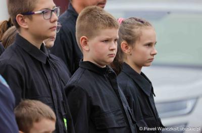 Uroczystość przekazania dla Ochotniczej Straży Pożarnej w Kargowej dwóch nowych samochodów. To pojazdy przystosowane do szerokiego zakresu działań ratowniczych, poszukiwawczych i gaśniczych.